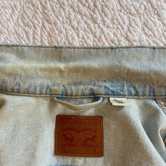 Levi Light Wash Jean Jacket - Picture 4 of 7